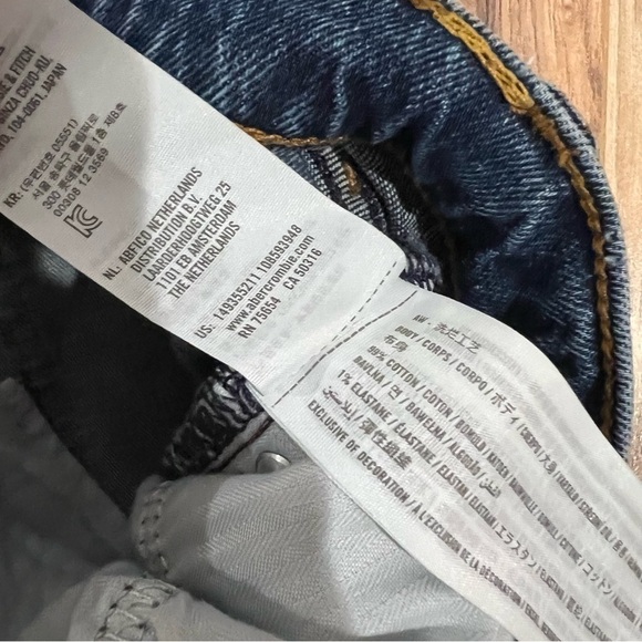 Abercrombie & Fitch High Rise Mom Short - Picture 8 of 9